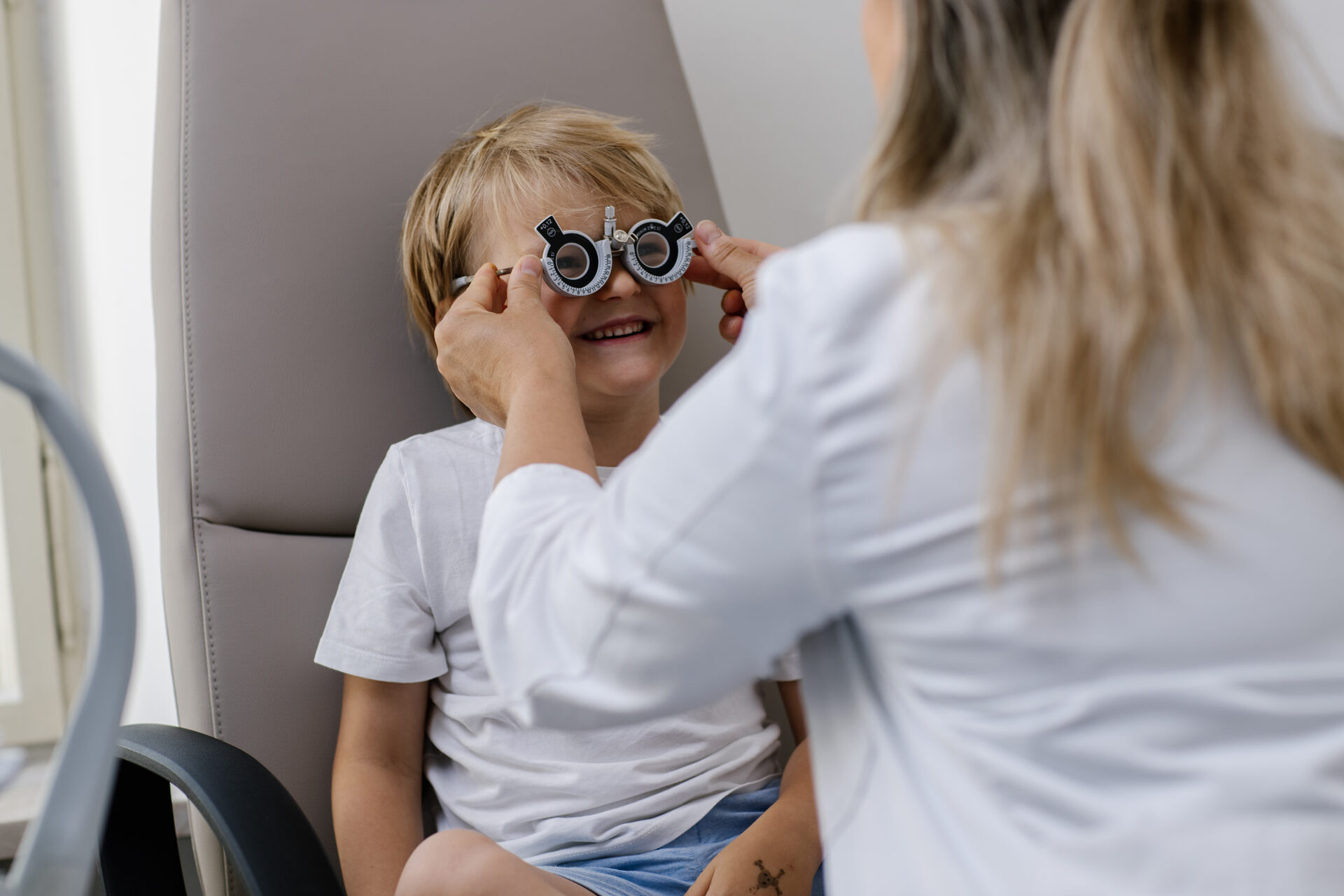 Kind mit Brille – Myopie bei Kindern